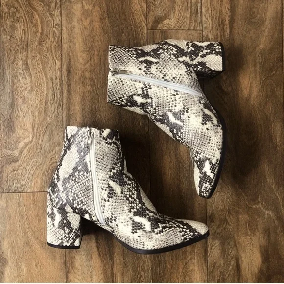 Madden Girl Boots womenโs sz 8.5M, Snake print heeled point toe chunky bootie - Picture 3 of 7